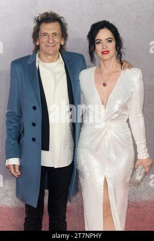 Londra, Regno Unito . 16 novembre, 2023 . Ronnie Wood e Sally Wood nella foto alla prima britannica di Napoleone tenutasi presso l'Odeon Luxe Leicester Square. Crediti: Alan D West/Alamy Live News Foto Stock