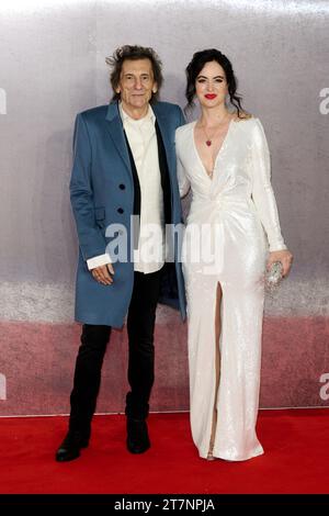 Londra, Regno Unito . 16 novembre, 2023 . Ronnie Wood e Sally Wood nella foto alla prima britannica di Napoleone tenutasi presso l'Odeon Luxe Leicester Square. Crediti: Alan D West/Alamy Live News Foto Stock