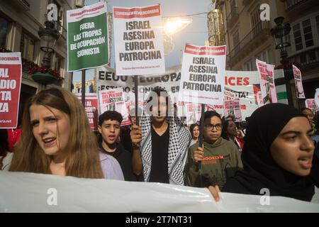 Malaga, Spagna. 16 novembre 2023. Gli studenti sono visti in possesso di cartelli e cantare slogan mentre prendono parte a una seconda manifestazione studentesca a sostegno della Palestina e di Gaza. Decine di studenti hanno partecipato a una protesta dell'unione studentesca chiedendo la fine del bombardamento di Gaza e in solidarietà con il popolo palestinese, nel mezzo della guerra tra Israele e Hamas. (Foto di Jesus Merida/SOPA Images/Sipa USA) credito: SIPA USA/Alamy Live News Foto Stock