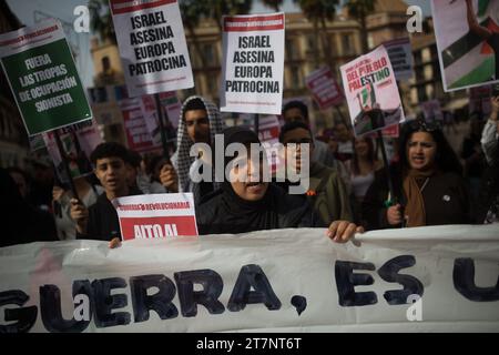 Malaga, Spagna. 16 novembre 2023. Una donna è vista in possesso di un cartello e cantare slogan mentre partecipa a una seconda manifestazione studentesca a sostegno della Palestina e di Gaza. Decine di studenti hanno partecipato a una protesta dell'unione studentesca chiedendo la fine del bombardamento di Gaza e in solidarietà con il popolo palestinese, nel mezzo della guerra tra Israele e Hamas. (Foto di Jesus Merida/SOPA Images/Sipa USA) credito: SIPA USA/Alamy Live News Foto Stock