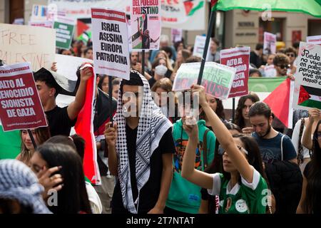 Malaga, Spagna. 16 novembre 2023. Gli studenti sono visti marciare lungo una strada e tenere cartelli mentre prendono parte a una seconda manifestazione studentesca a sostegno della Palestina e di Gaza. Decine di studenti hanno partecipato a una protesta dell'unione studentesca chiedendo la fine del bombardamento di Gaza e in solidarietà con il popolo palestinese, nel mezzo della guerra tra Israele e Hamas. (Foto di Jesus Merida/SOPA Images/Sipa USA) credito: SIPA USA/Alamy Live News Foto Stock
