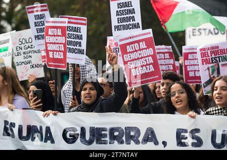 Malaga, Spagna. 16 novembre 2023. Gli studenti sono visti in possesso di cartelli e cantare slogan mentre prendono parte a una seconda manifestazione studentesca a sostegno della Palestina e di Gaza. Decine di studenti hanno partecipato a una protesta dell'unione studentesca chiedendo la fine del bombardamento di Gaza e in solidarietà con il popolo palestinese, nel mezzo della guerra tra Israele e Hamas. (Foto di Jesus Merida/SOPA Images/Sipa USA) credito: SIPA USA/Alamy Live News Foto Stock