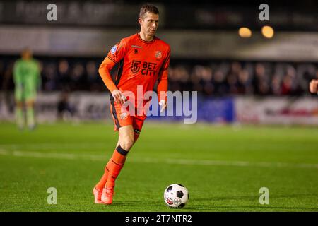 Maassluis, Paesi Bassi. 16 novembre 2023. MAASSLUIS, PAESI BASSI - 16 NOVEMBRE: Robert Muhren dell'FC Volendam corre con la palla durante il primo round della Toto KNVB Cup tra Excelsior Maassluis e FC Volendam allo Sportpark Dijkpolder il 16 novembre 2023 a Maassluis, Paesi Bassi (foto di Hans van der Valk/Orange Pictures) credito: Orange Pics BV/Alamy Live News Foto Stock