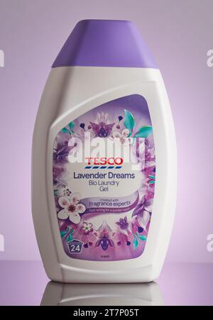 Mansfield, Nottingham, Regno Unito, 16 novembre 2023: Immagine del prodotto Studio del detersivo Tesco Laundry. Foto Stock