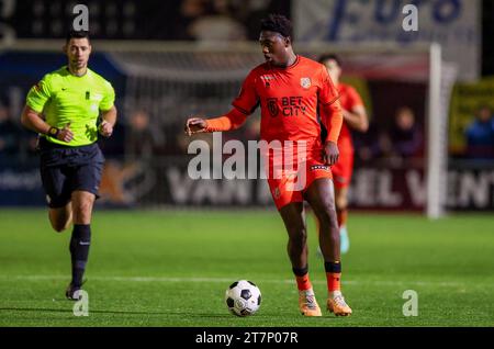 Maassluis, Paesi Bassi. 16 novembre 2023. MAASSLUIS, PAESI BASSI - 16 NOVEMBRE: Lequincio Zeefuik dell'FC Volendam in azione durante il primo round della Toto KNVB Cup tra Excelsior Maassluis e FC Volendam allo Sportpark Dijkpolder il 16 novembre 2023 a Maassluis, Paesi Bassi (foto di Hans van der Valk/Orange Pictures) credito: Orange Pics BV/Alamy Live News Foto Stock