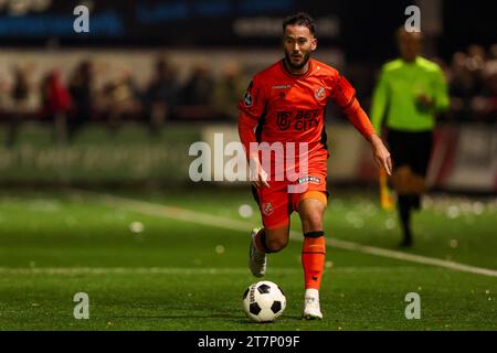 Maassluis, Paesi Bassi. 16 novembre 2023. MAASSLUIS, PAESI BASSI - 16 NOVEMBRE: Robin Maulun del FC Volendam corre con la palla durante la partita del primo round della Toto KNVB Cup tra Excelsior Maassluis e FC Volendam allo Sportpark Dijkpolder il 16 novembre 2023 a Maassluis, Paesi Bassi (foto di Hans van der Valk/Orange Pictures) credito: Orange Pics BV/Alamy Live News Foto Stock