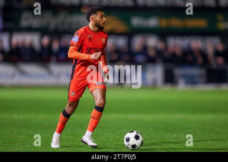 Maassluis, Paesi Bassi. 16 novembre 2023. MAASSLUIS, PAESI BASSI - 16 NOVEMBRE: Achraf Douiri dell'FC Volendam in azione durante il primo round della Toto KNVB Cup tra Excelsior Maassluis e FC Volendam allo Sportpark Dijkpolder il 16 novembre 2023 a Maassluis, Paesi Bassi (foto di Hans van der Valk/Orange Pictures) credito: Orange Pics BV/Alamy Live News Foto Stock