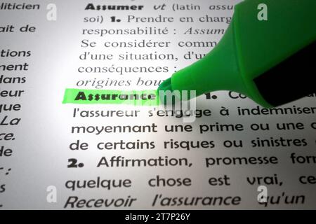 Definizione della parola "assicurazione" evidenziata in un dizionario francese Foto Stock