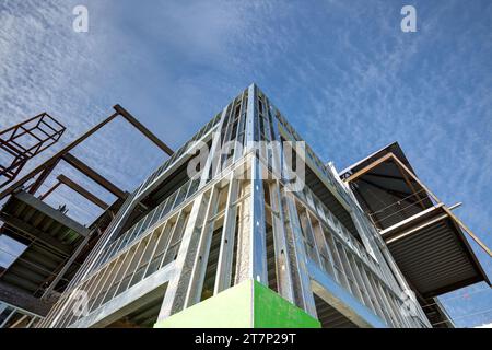 Un'immagine dal basso punto di vista della costruzione di prigionieri in acciaio utilizzata per incorniciare un grande edificio commerciale. Foto Stock