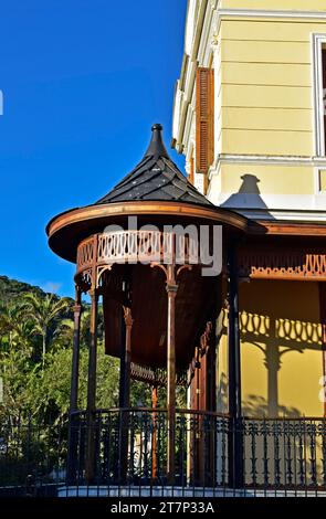 Ornamento in legno sul portico di una vecchia casa a Petropolis, Rio de Janeiro, Brasile Foto Stock