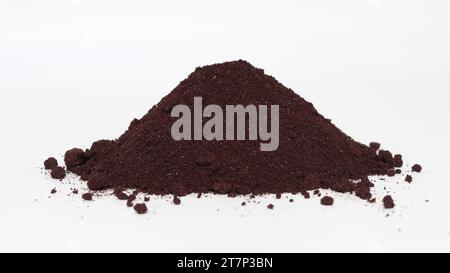 Polvere di bacche di Aronia versata in una piccola pila. Foto Stock