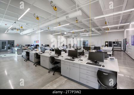 Il laboratorio di informatica e l'aula di una moderna scuola superiore tecnica. Foto Stock