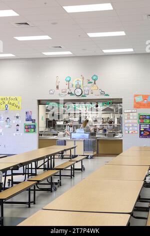 La sala polivalente di una nuova scuola elementare moderna, che funge da palestra, sala da pranzo, sala riunioni e teatro. Foto Stock
