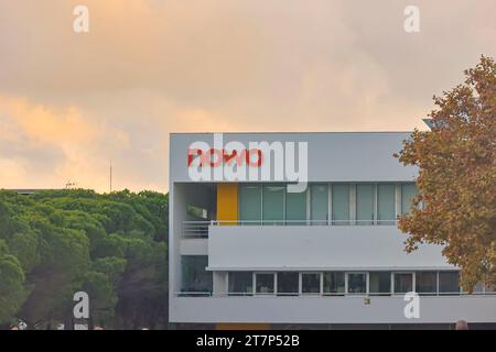 Alameda dos Oceanos, Parque das Nações, Lisbona, Portogallo il 15 novembre 2023, edificio della società di telecomunicazioni Nowo Foto Stock