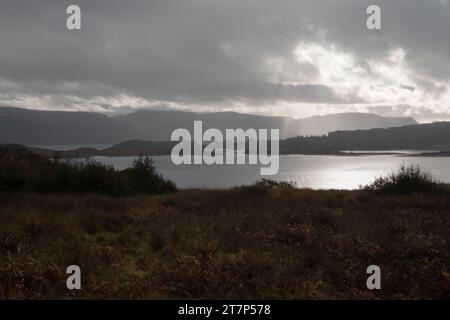 Guardando attraverso Loch Tuath verso l'isola di Ulva, Ebridi interne, Scozia. Foto Stock