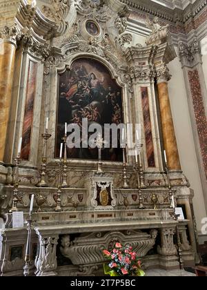 Manduria, Italia. Interno della chiesa barocca del XVII secolo di Santa Maria di Costantinopoli. Altare dedicato alla Madonna della consolazione. Foto Stock