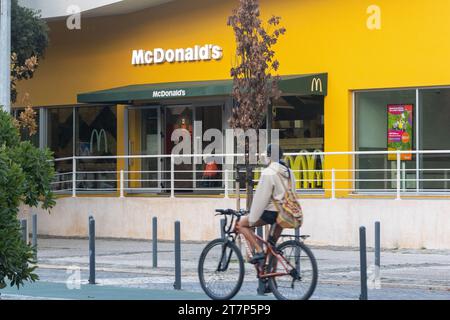 via Alameda di Oceanos, Parque di Nações, Lisbona, Portogallo il 15 novembre 2023, ingresso al ristorante McDonalds Foto Stock