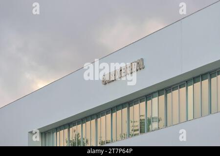Via Alameda dos Oceanos, Parque das Nações, Lisbona, Portogallo il 15 novembre 2023, edificio della scuola di Cambridge Foto Stock