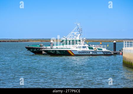 HUELVA, SPAGNA - 11 GIUGNO 2023: Nave della polizia nel porto di Huelva, Spagna, l'11 giugno 2023 Foto Stock