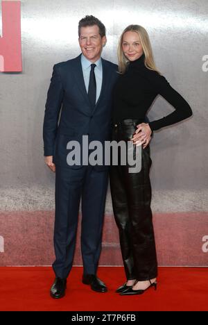 Londra, Regno Unito. 16 novembre 2023. Kevin J. Walsh e la moglie Molly Ann McEneny assistono alla premiere britannica "Napoleon" all'Odeon Luxe Leicester Square di Londra. (Foto di Fred Duval/SOPA Images/Sipa USA) credito: SIPA USA/Alamy Live News Foto Stock