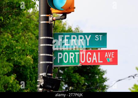 Segnaletica stradale per Portugal Ave e Ferry St a Newark, New Jersey, il quartiere di Ironbound. Foto Stock