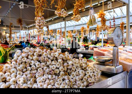 Mercato Bolhao, Mercado do Bolhão, venditore di aglio fresco al mercato pubblico della città di Porto, Oporto, Portogallo Foto Stock