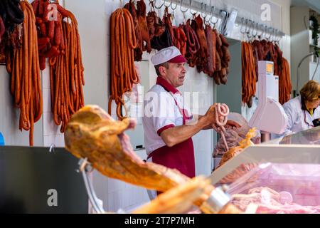 Cibo, macellaio al mercato di Bolhao, Mercado do do Bolhão, città di Porto, Oporto, Portogallo Foto Stock