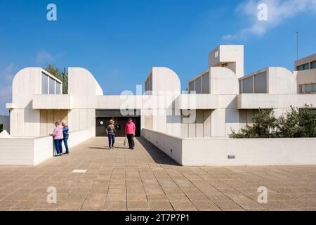 Visitatori del museo d'arte, a piedi fuori Fundació Joan Miró, Fondazione Joan Miro, Montjuic, Barcellona, Catalogna, Spagna Foto Stock