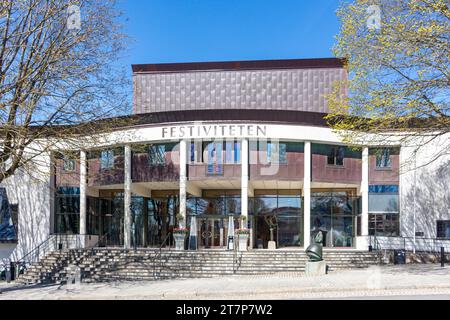 La scultura Amanda Award (Amandaprisen) all'esterno del Festiviteten Haugesund Theater, Knut Knutsen, Haugesund, Rogaland County, Norvegia Foto Stock