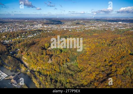 Luftbild, Naherholungsgebiet Hohenstein, Wasserwerk Hohenstein am Fluss Ruhr und das Bergerdenkmal im herbstlichen Wald in leuchtenden Herbstfarben, Blick nach Witten mit Fernsicht und blauem Himmel, Links das Rathaus, Witten, Ruhrgebiet, Nordrhein-Westfalen, Deutschland ACHTUNGxMINDESTHONORARx60xEURO *** Vista aerea, area ricreativa locale Hohenstein, acquedotti Hohenstein sul fiume Ruhr e il monumento di montagna nella foresta autunnale dai colori autunnali luminosi, vista su Witten con vista lontana e cielo blu, sulla sinistra il municipio, Witten, area della Ruhr, Renania settentrionale-Vestfalia, Germania ATTENTI Foto Stock