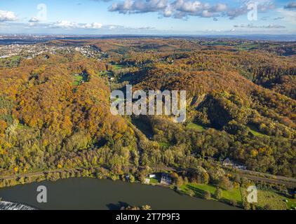 Luftbild, Ardeygebirge mit Steinbruch Wartenberg, ehemals Stenbruch Rauen, und Herbstwald mit Laubbäumen in Herbstfarben, Annen, Witten, Ruhrgebiet, Nordrhein-Westfalen, Deutschland ACHTUNGxMINDESTHONORARx60xEURO *** Vista aerea, Ardeygebirge con cava Wartenberg, ex Stenbruch Rauen, e foresta autunnale con alberi decidui in colori autunnali, Annen, Witten, Ruhr, Renania settentrionale-Vestfalia, Germania ATTENTIONxMINDESTHONORARx60xEURO credito: Imago/Alamy Live News Foto Stock