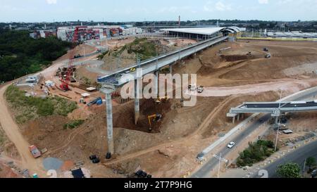 salvador, bahia, brasile - 13 ottobre 2023: Veduta aerea dei lavori di costruzione della sezione 3 della metropolitana nella città di Salvador. Foto Stock