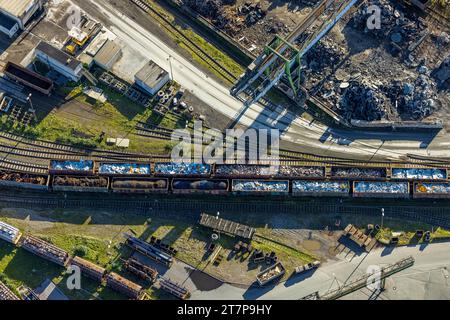 Luftbild, Deutsche Edelstahlwerke Specialty Steel GmbH & Co KG Hauptsitz Witten Industrieanlagen und Güterzug mit Ladung, Metallteile Abfall, Witten, Ruhrgebiet, Nordrhein-Westfalen, Deutschland ACHTUNGxMINDESTHONORARx60xEURO *** Aerial View, Deutsche Edelstahlwerke Specialty Steel GmbH Co KG quartier generale Witten impianti industriali e treno merci con carico, rifiuti di parti metalliche, Witten, regione della Ruhr, Renania settentrionale-Vestfalia, Germania ATTENTIONxMINDESTHONORARx60xEURO credito: Imago/Alamy Live News Foto Stock