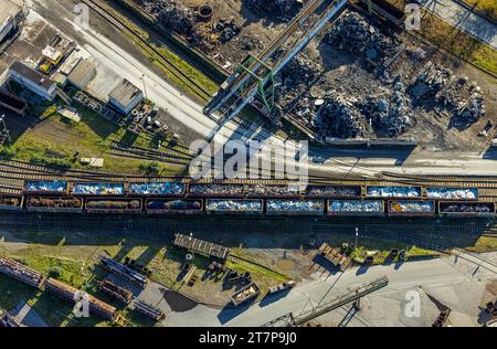 Luftbild, Deutsche Edelstahlwerke Specialty Steel GmbH & Co KG Hauptsitz Witten Industrieanlagen und Güterzug mit Ladung, Metallteile Abfall, Witten, Ruhrgebiet, Nordrhein-Westfalen, Deutschland ACHTUNGxMINDESTHONORARx60xEURO *** Aerial View, Deutsche Edelstahlwerke Specialty Steel GmbH Co KG quartier generale Witten impianti industriali e treno merci con carico, rifiuti di parti metalliche, Witten, regione della Ruhr, Renania settentrionale-Vestfalia, Germania ATTENTIONxMINDESTHONORARx60xEURO credito: Imago/Alamy Live News Foto Stock