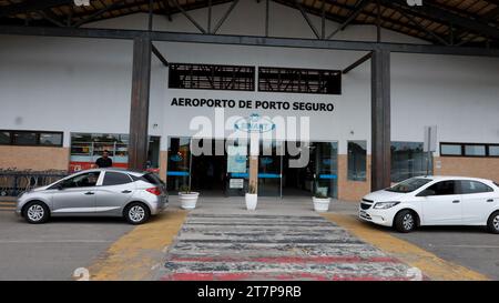 porto seguro, bahia, brasile - 20 ottobre 2023: Facciata dell'aeroporto di Porto Seguro nell'estremo sud di Bahia. Foto Stock