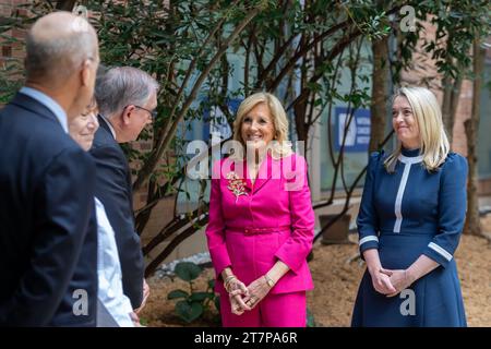 Washington, DC, USA. 25 ottobre 2023. La First Lady Jill Biden e la signora Jodie Haydon, partner del primo Ministro australiano Anthony Albanese, salutano i funzionari del National Institutes of Health, mercoledì 25 ottobre 2023 a Bethesda, Maryland. (Foto di Erin Scott ) (immagine di credito: © White House/ZUMA Press Wire) SOLO USO EDITORIALE! Non per USO commerciale! Foto Stock