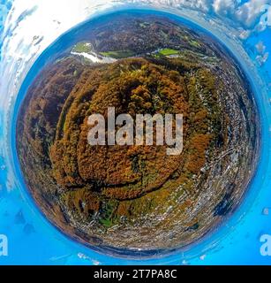 Luftbild, Naherholungsgebiet Hohenstein Waldgebiet Ardeygebirge mit herbstlichen Laubbäumen, Fluss Ruhr und Blick in das Ruhrtal, Blick zum Wohngebiet Ortsteil Bommern, Erdkugel, Fisheye Aufnahme, Fischaugen Aufnahme, 360 Grad Aufnahme, piccolo mondo, piccolo pianeta, fisheye Bild, Witten, Ruhrgebiet, Nordrhein-Westfalen, Deutschland ACHTUNGxMINDESTHONORARx60xEURO *** Vista aerea, area ricreativa locale Hohenstein Forest area Ardeygebirge con alberi decidui autunnali, fiume Ruhr e vista sulla valle della Ruhr, vista del quartiere residenziale Bommern, globo, immagine fisheye, immagine fisheye, 360 de Foto Stock