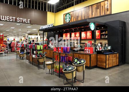 Una caffetteria Starbucks all'interno di un moderno supermercato o un mega negozio. Foto Stock