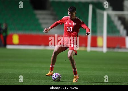 Newport, Regno Unito. 16 novembre 2023. Rubin Colwill del Galles (10) in azione. Galles U21 contro Islanda U21, qualificazione al campionato UEFA Euro U21, gruppo i partita al Rodney Parade di Newport, Galles del Sud giovedì 16 novembre 2023. Solo per uso editoriale. foto di Andrew Orchard/Andrew Orchard fotografia sportiva/Alamy Live News Credit: Andrew Orchard fotografia sportiva/Alamy Live News Foto Stock