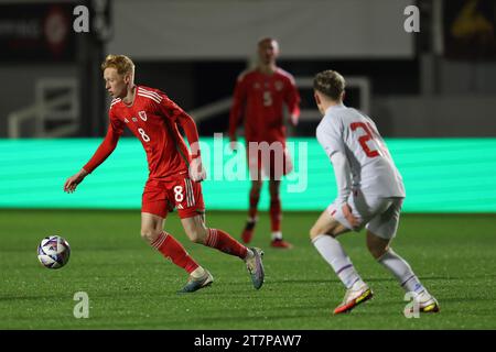 Newport, Regno Unito. 16 novembre 2023. Oliver Hammond del Galles (8) in azione. Galles U21 contro Islanda U21, qualificazione al campionato UEFA Euro U21, gruppo i partita al Rodney Parade di Newport, Galles del Sud giovedì 16 novembre 2023. Solo per uso editoriale. foto di Andrew Orchard/Andrew Orchard fotografia sportiva/Alamy Live News Credit: Andrew Orchard fotografia sportiva/Alamy Live News Foto Stock