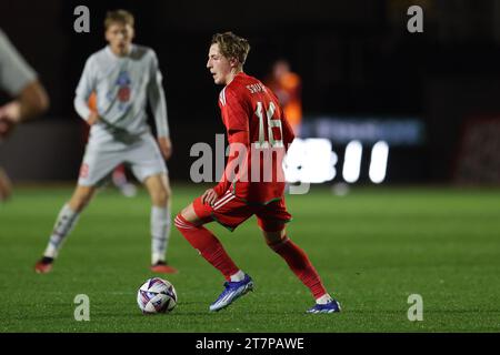 Newport, Regno Unito. 16 novembre 2023. Charlie Savage del Galles (16) in azione. Galles U21 contro Islanda U21, qualificazione al campionato UEFA Euro U21, gruppo i partita al Rodney Parade di Newport, Galles del Sud giovedì 16 novembre 2023. Solo per uso editoriale. foto di Andrew Orchard/Andrew Orchard fotografia sportiva/Alamy Live News Credit: Andrew Orchard fotografia sportiva/Alamy Live News Foto Stock