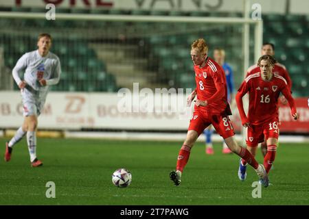 Newport, Regno Unito. 16 novembre 2023. Oliver Hammond del Galles (8) in azione. Galles U21 contro Islanda U21, qualificazione al campionato UEFA Euro U21, gruppo i partita al Rodney Parade di Newport, Galles del Sud giovedì 16 novembre 2023. Solo per uso editoriale. foto di Andrew Orchard/Andrew Orchard fotografia sportiva/Alamy Live News Credit: Andrew Orchard fotografia sportiva/Alamy Live News Foto Stock