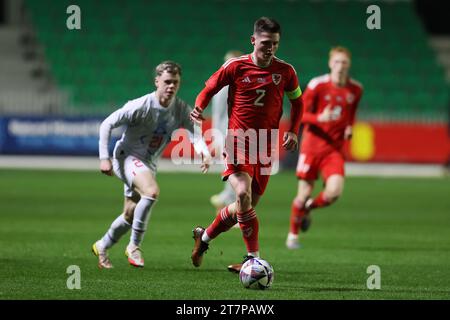 Newport, Regno Unito. 16 novembre 2023. Finley Stevens del Galles (2) in azione. Galles U21 contro Islanda U21, qualificazione al campionato UEFA Euro U21, gruppo i partita al Rodney Parade di Newport, Galles del Sud giovedì 16 novembre 2023. Solo per uso editoriale. foto di Andrew Orchard/Andrew Orchard fotografia sportiva/Alamy Live News Credit: Andrew Orchard fotografia sportiva/Alamy Live News Foto Stock