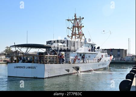 Coast Guard Cutter Lawrence Lawson (WPC 1120) ormeggia al molo dopo aver salvato un marinaio in ritardo il 16 novembre 2023, a Cape May, NJ CGC Lawson è una fresa a risposta rapida che si trova a Cape May. (Foto della Guardia Costiera degli Stati Uniti di seconda classe Gregory Schell) Foto Stock