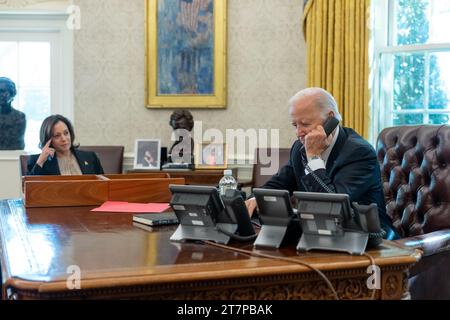 Washington, DC, USA. 10 ottobre 2023. Il presidente Joe Biden, a cui si è Unito il vicepresidente Kamala Harris e i consiglieri più anziani, parla con il primo ministro israeliano Benjamin Netanyahu degli attacchi terroristici di Hamas nel fine settimana, martedì 10 ottobre 2023, presso l'Ufficio ovale. (Immagine di credito: © Adam Schultz/Casa Bianca/ZUMA Press Wire) SOLO USO EDITORIALE! Non per USO commerciale! Foto Stock