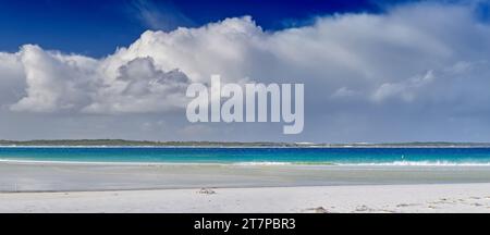 Nuvole di tempesta sulla verde spiaggia dell'oceano a Bremer Bay, Australia Occidentale, Australia Foto Stock