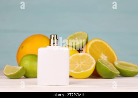 Profumo con estratti di agrumi. Messa a fuoco selettiva. Spa Day, bottiglia di profumo di freschezza con lime al limone e fette d'arancia Foto Stock