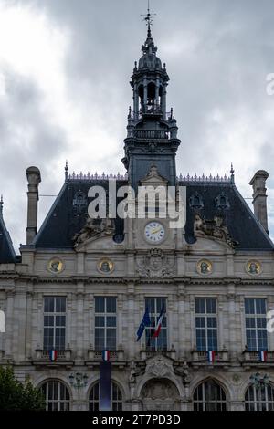 Vista delle strade e delle case della città di Limoges, del dipartimento di Haute-Vienne, della Francia con la famosa industria della porcellana e della pelle, del municipio Foto Stock