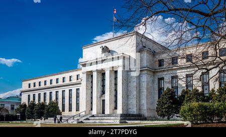 Washington D.C.—17 marzo 2019; due guardie di sicurezza in piedi di fronte al quartier generale del Federal Reserve System degli Stati Uniti dove la politica monetaria i Foto Stock