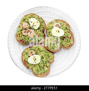 Fette di pane con guacamole gustoso e uova isolate sul bianco, vista dall'alto Foto Stock